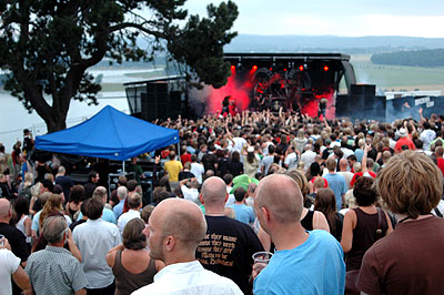 (Panorama/Tønsberg): Denne helgen har den fire år unge <b>Slottsfjell Festival</b> gått av stabelen i Tønsberg i strålende sol og rekordstor publikumstilstrømning. En ubetinget suksess med andre ord.