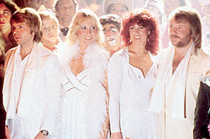 ABBA-Frida ville samarbeide med Robbie Williams