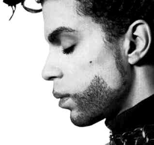 <b>Prince</b> spilte søndag natt sin første konsert i Storbritannia på ti år –  en to timer lang, hemmelig intimkonsert i Londons Camden Town. Panorama var der og så superstjernen befeste sin legendestatus.