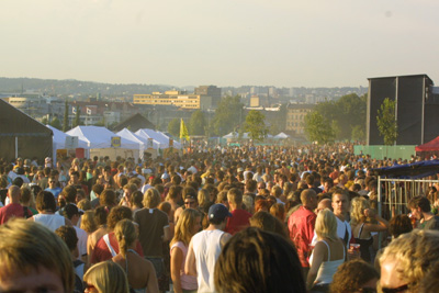 Med et brak åpnet <b>Øyafestivalen</b> 2007 inngansportene i Middelalderparken onsdag ettermiddag. Rekordmange tilskuere hadde funnet veien allerede til første konsert i halv tretiden.